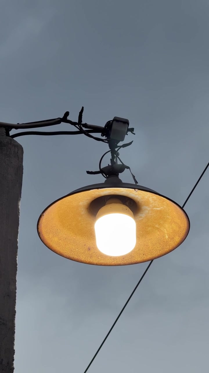 Lampu Jalan Bersinar dengan Latar Belakang Langit Senja Berawan