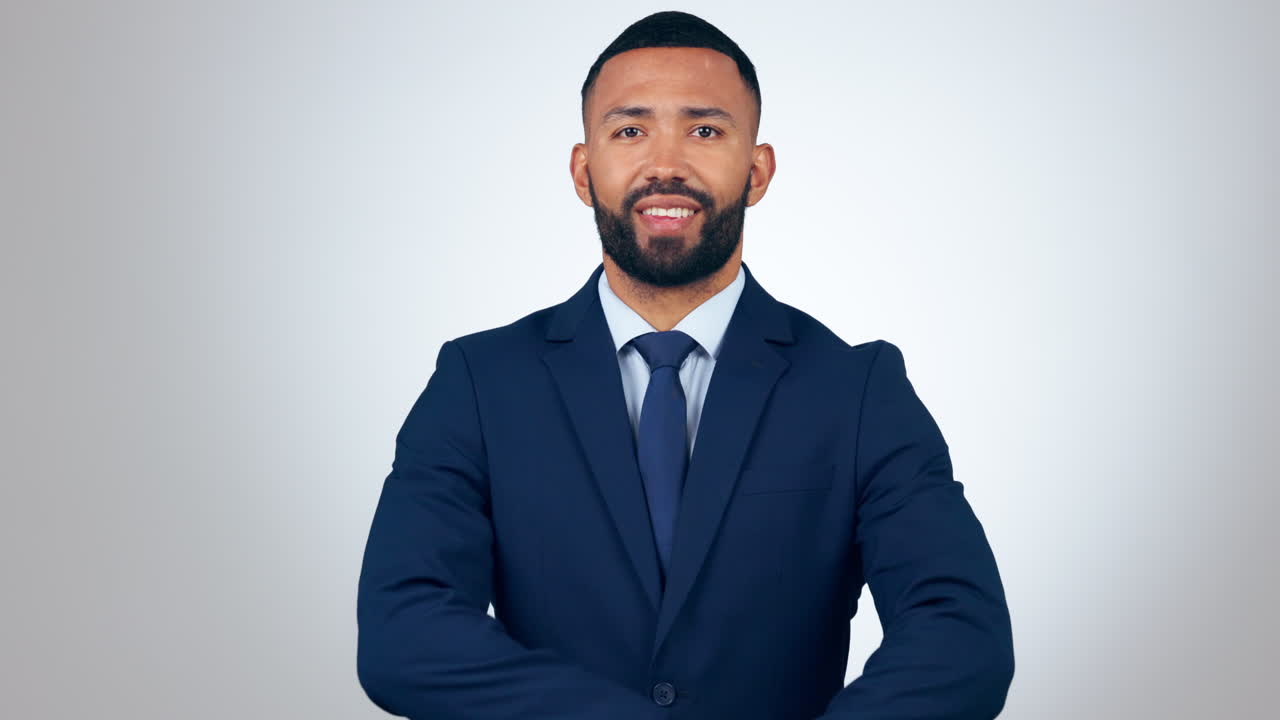 cara feliz y hombre de negocios con los brazos cruzados