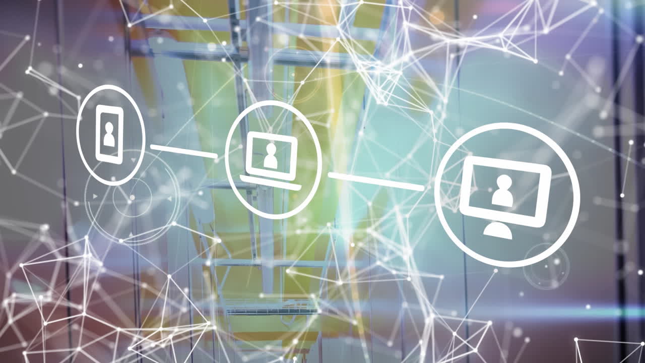 animación de la red de conexiones e iconos digitales contra la sala de servidores de computadora