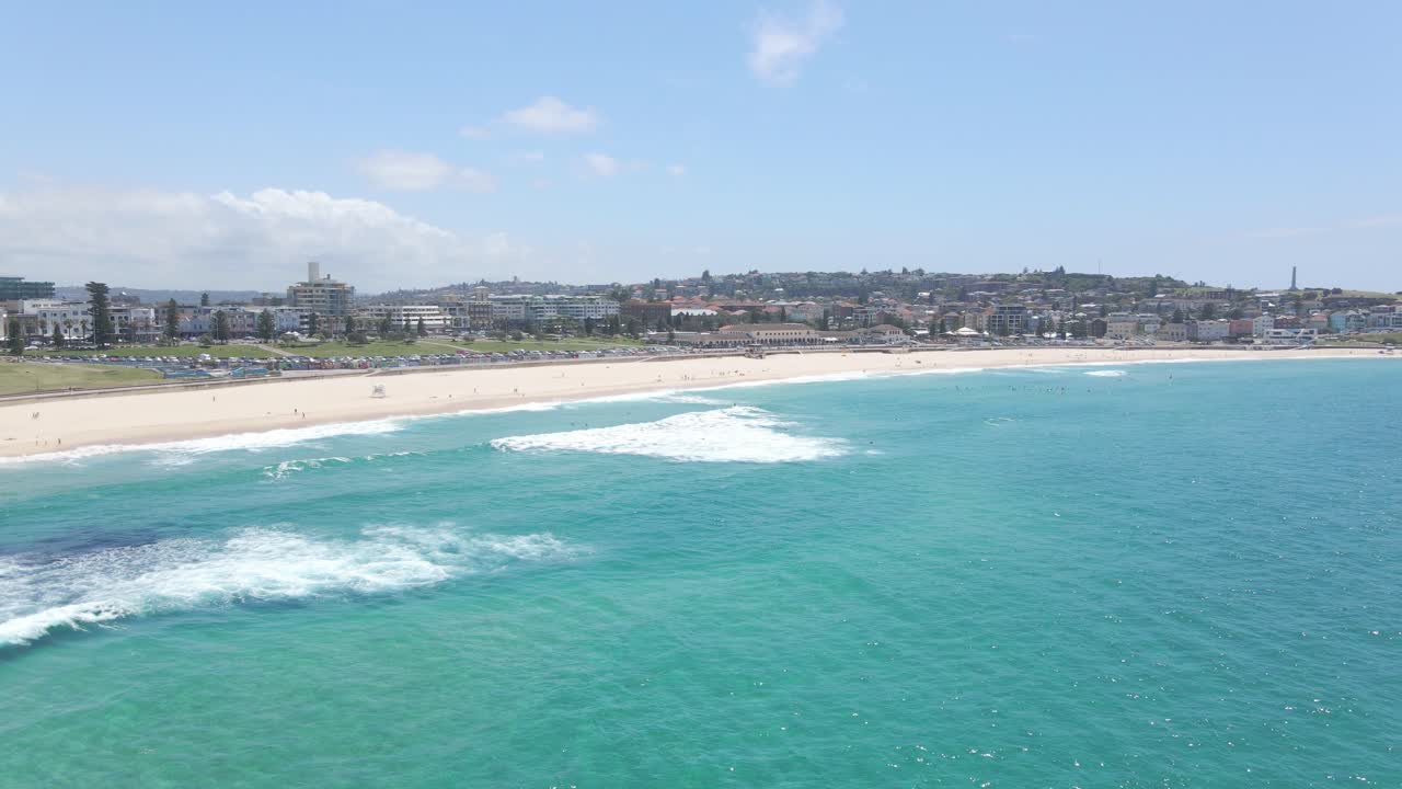 mare blu con spiaggia sabbiosa di bondi in estate - spiaggia di sabbia bianca bondi in nsw, australia