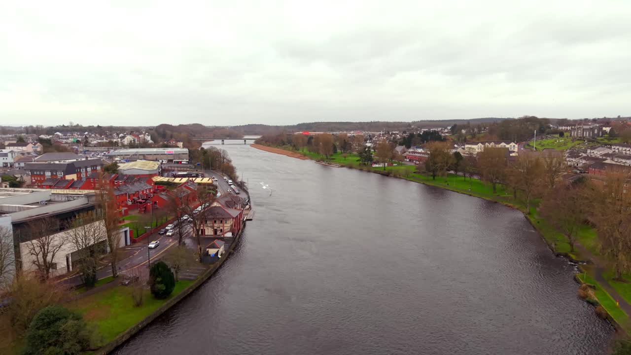 Ampio video aereo del fiume Bann a Coleraine, Irlanda del Nord nel Regno Unito. Prodotto in 4K, 60FPS e con colore Rec709.