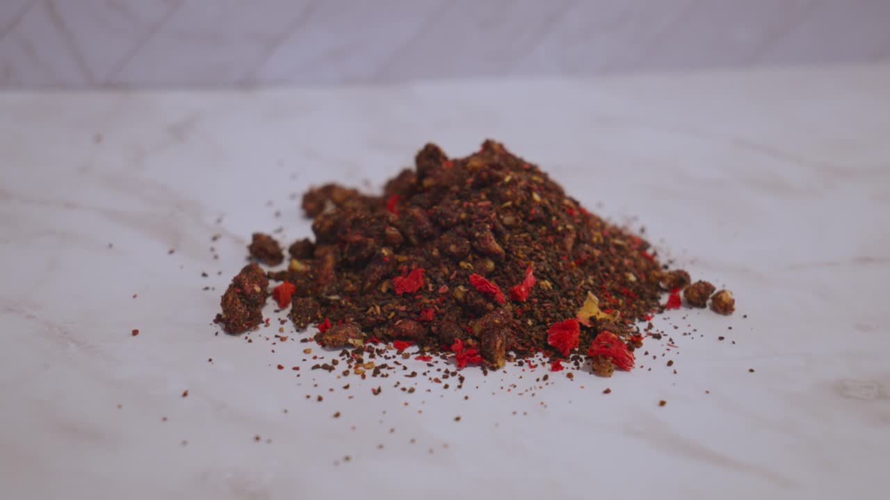 Té de granada secado y listo para la venta al por menor, vista en cámara lenta.
