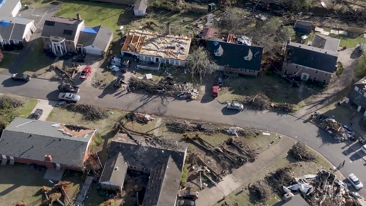 Quartiere a Little Rock, Arkansas, danneggiato dal tornado del 31 marzo 2023, con riprese da drone che guardano in basso e si spostano da destra a sinistra.