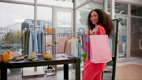 mujer feliz comprando en una tienda de moda