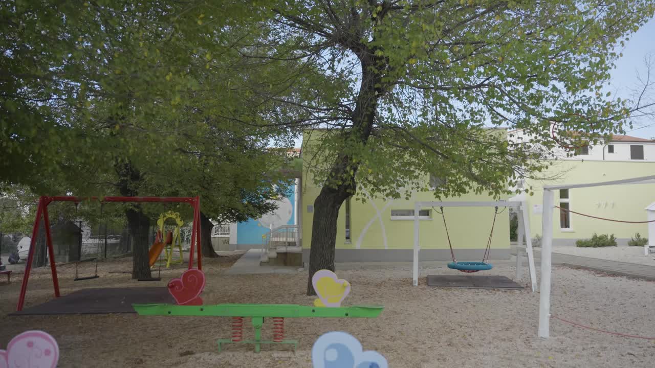 O jardim do jardim de infância está bem organizado.