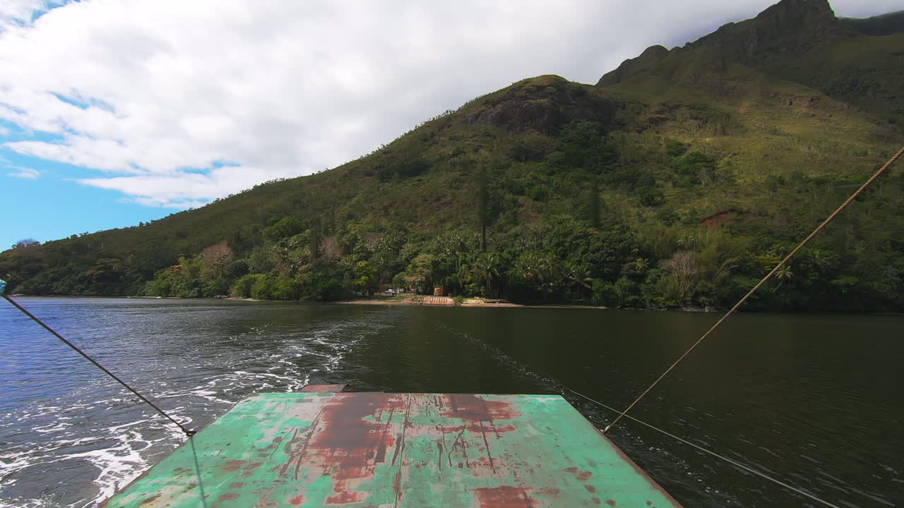punto de vista de la parte trasera del ferry que cruza el río ouaieme