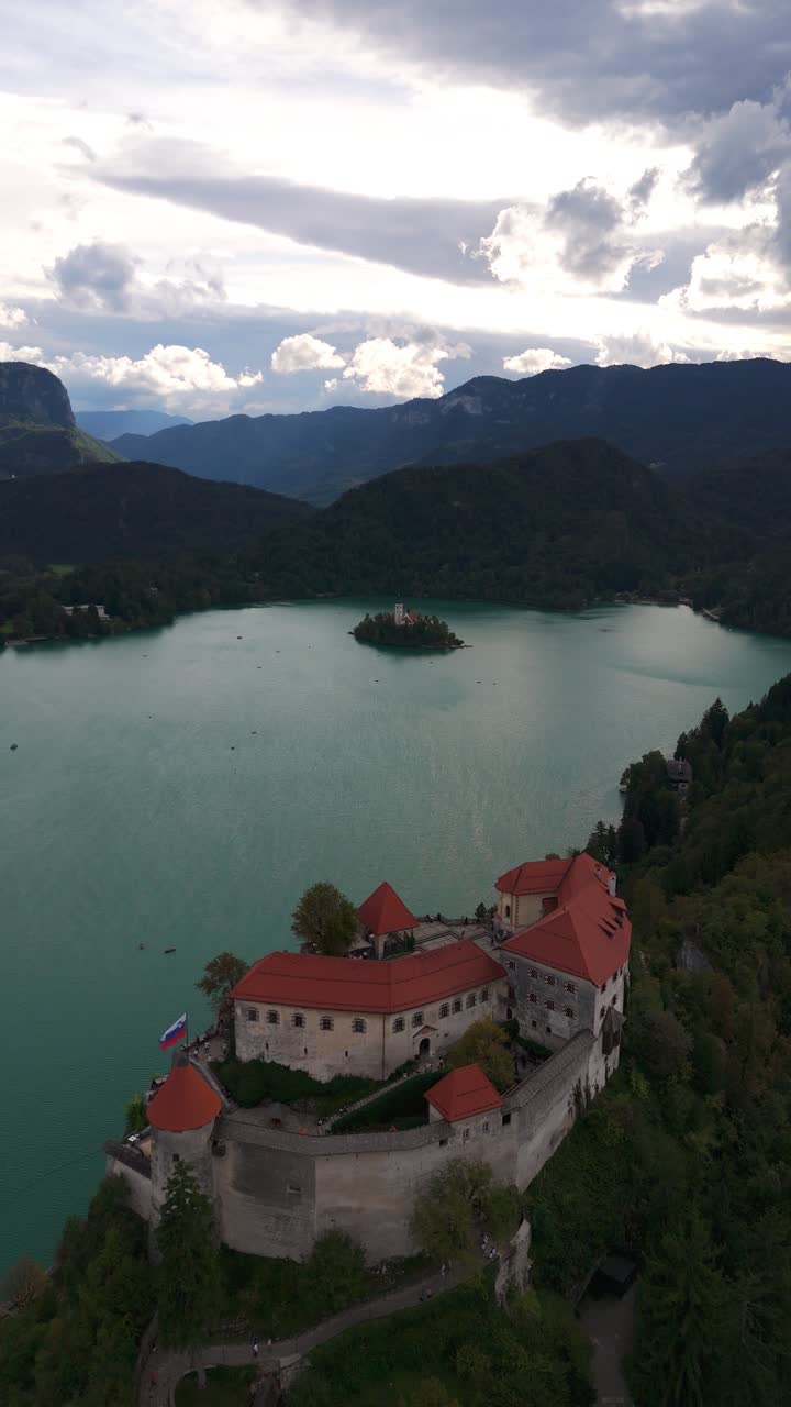 Castello di Bled sopra il lago di Bled, Slovenia. Vista aerea verticale.