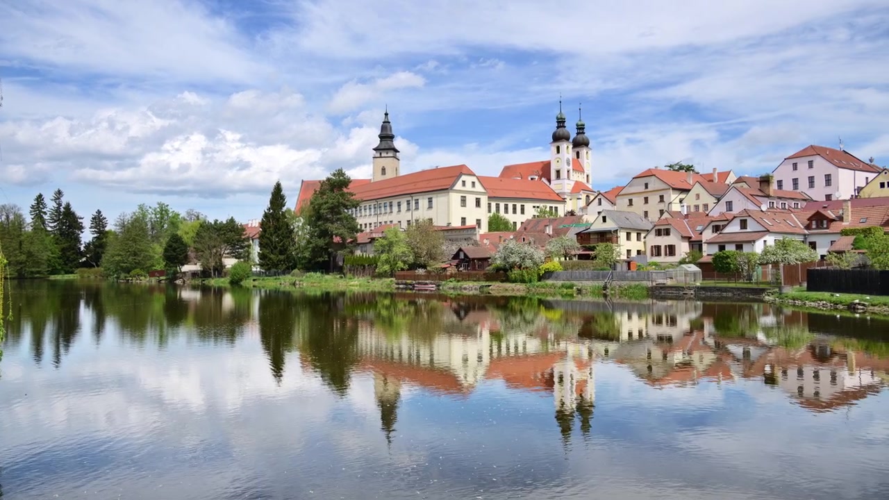 Renesansowy zamek i wieże kościelne odbite w spokojnym stawie, Telcz, Czechy