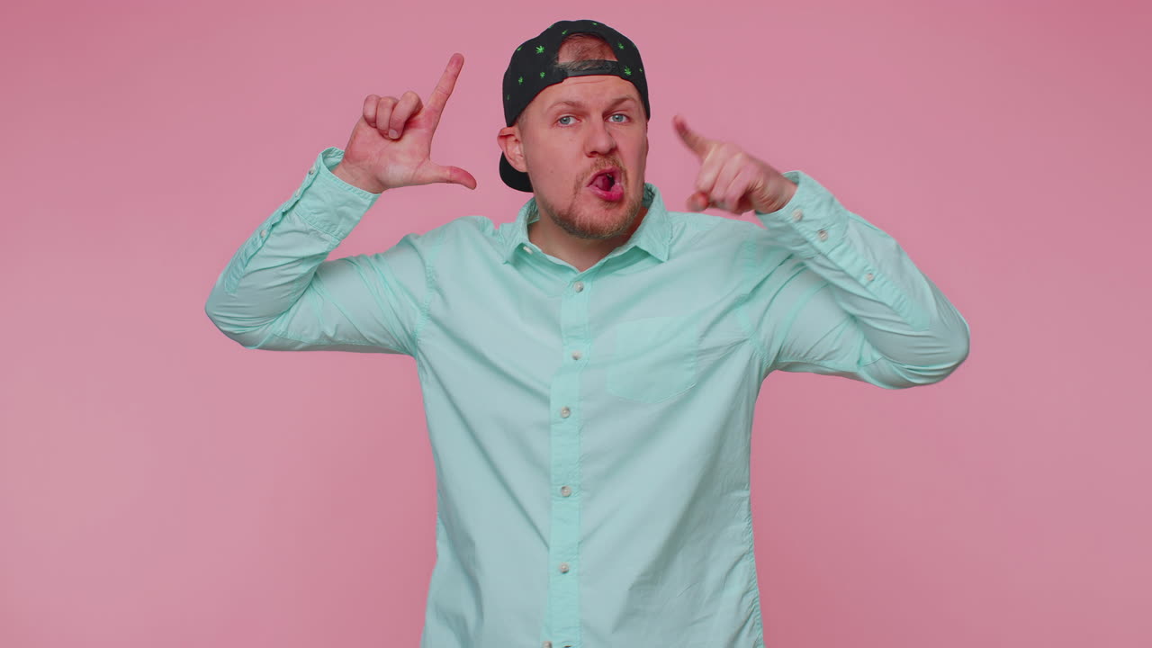 패배자 제스처를 보여주는 남자, 비난, 실패에 대한 비난, 무례, 괴롭힘, 학대, 실패, 부끄러움