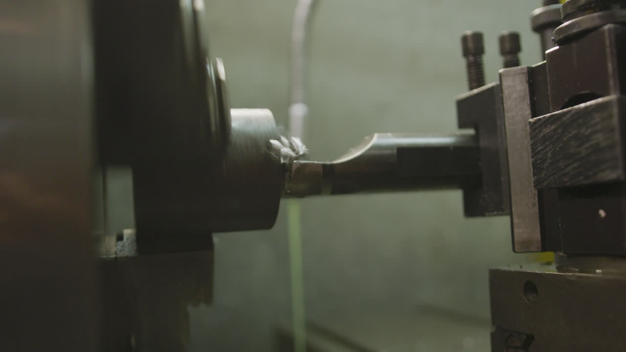 수압 장비를 만드는 공장의 워크에서 기계의 조각