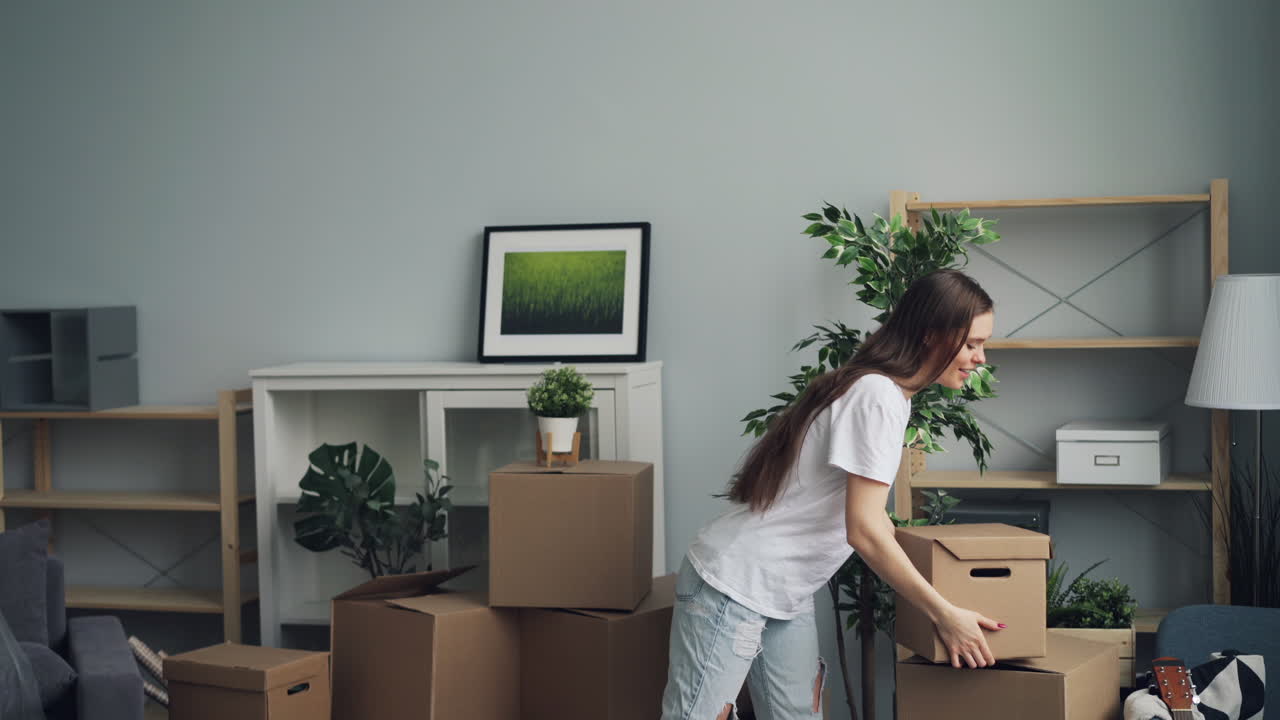 mujer mudándose a un nuevo hogar