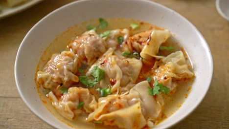 sopa wonton de cerdo o sopa de albóndigas de cerdo con chile asado - estilo de comida asiática