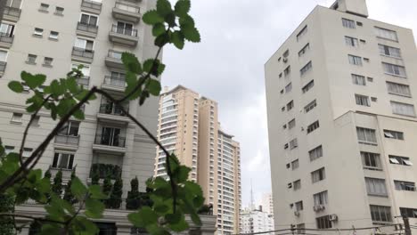 planta plana y edificios en el centro de la ciudad de sao paulo día lluvioso