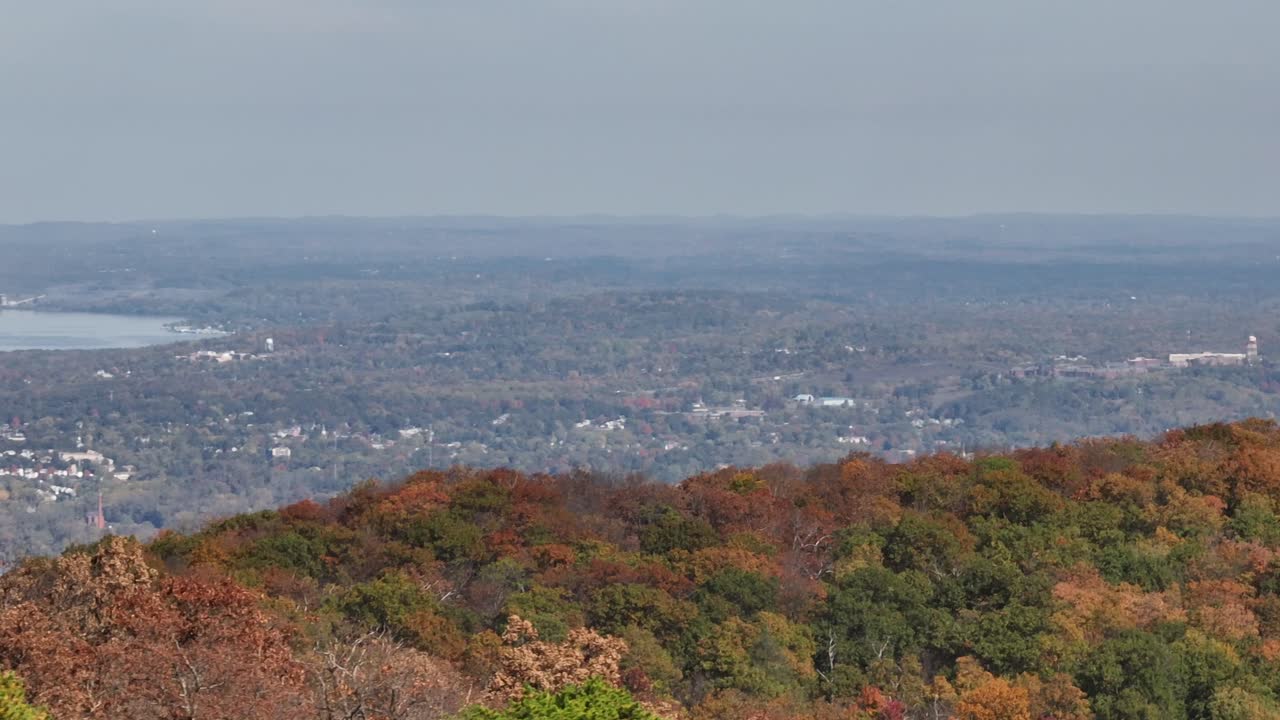 아름다운 날 단풍이 변하는 동안 북부 뉴욕의 산 위의 공중 전망