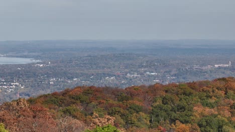 una vista aérea sobre las montañas en el norte del estado de nueva york durante los cambios de follaje de otoño en un hermoso día