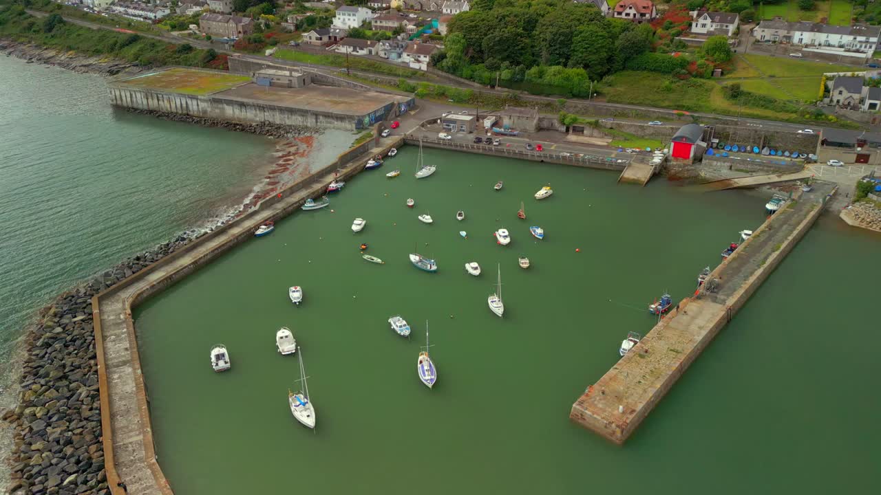 Video aereo ascendente del porto di Newcastle nella contea di Down, Irlanda del Nord. Filmato in 4K, 60 FPS e con colore Rec709