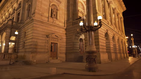 Prager-Nationaltheater-Bei-Nacht,-Beleuchtet-Von-Straßenlaternen,-Tschechien