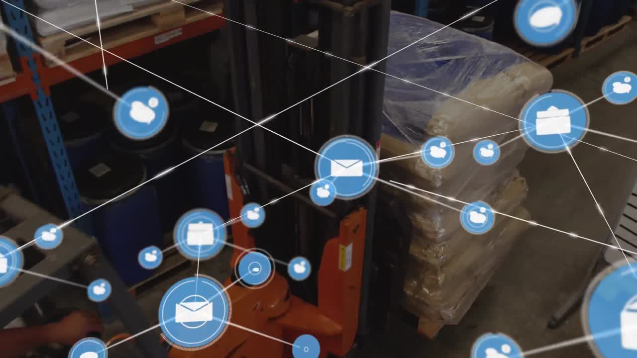 animación de la red de iconos digitales contra la carretilla elevadora que opera en el almacén