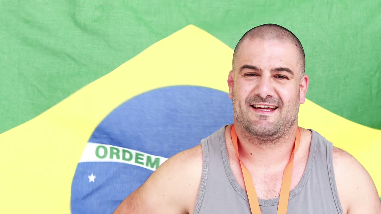 atleta feliz con una medalla