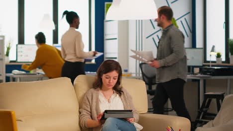 empleados diversos que trabajan en una oficina moderna en una decoración acogedora