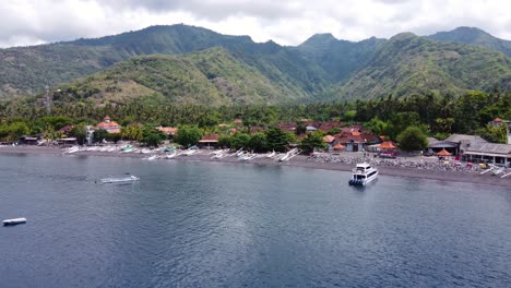 drone aérien descendant prise de vue de la côte du village d'amed