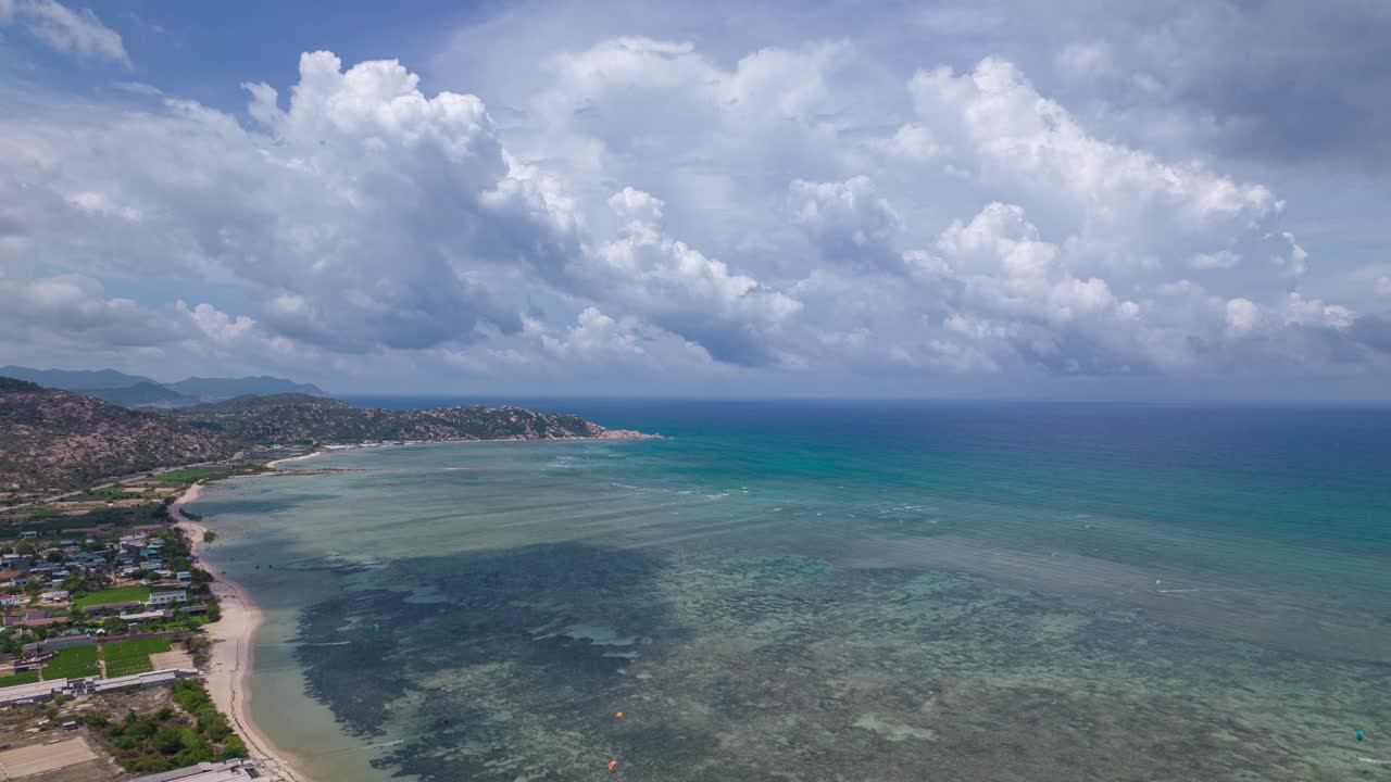 vista mágica de nubes densas en movimiento sobre el mar en calma con mareas bajas