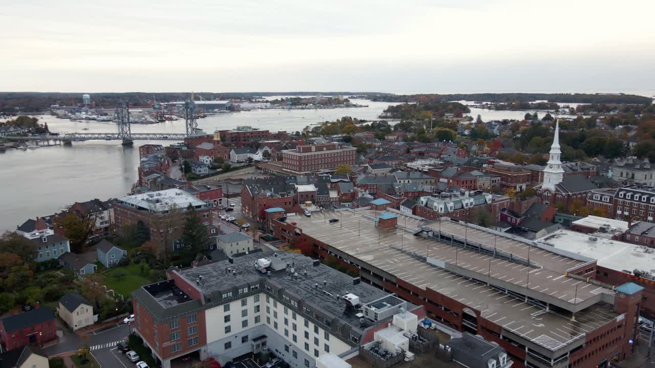 vista aérea con vistas al centro de la ciudad de portsmouth, new hampshire, ee.uu. - pan, tiro de drones