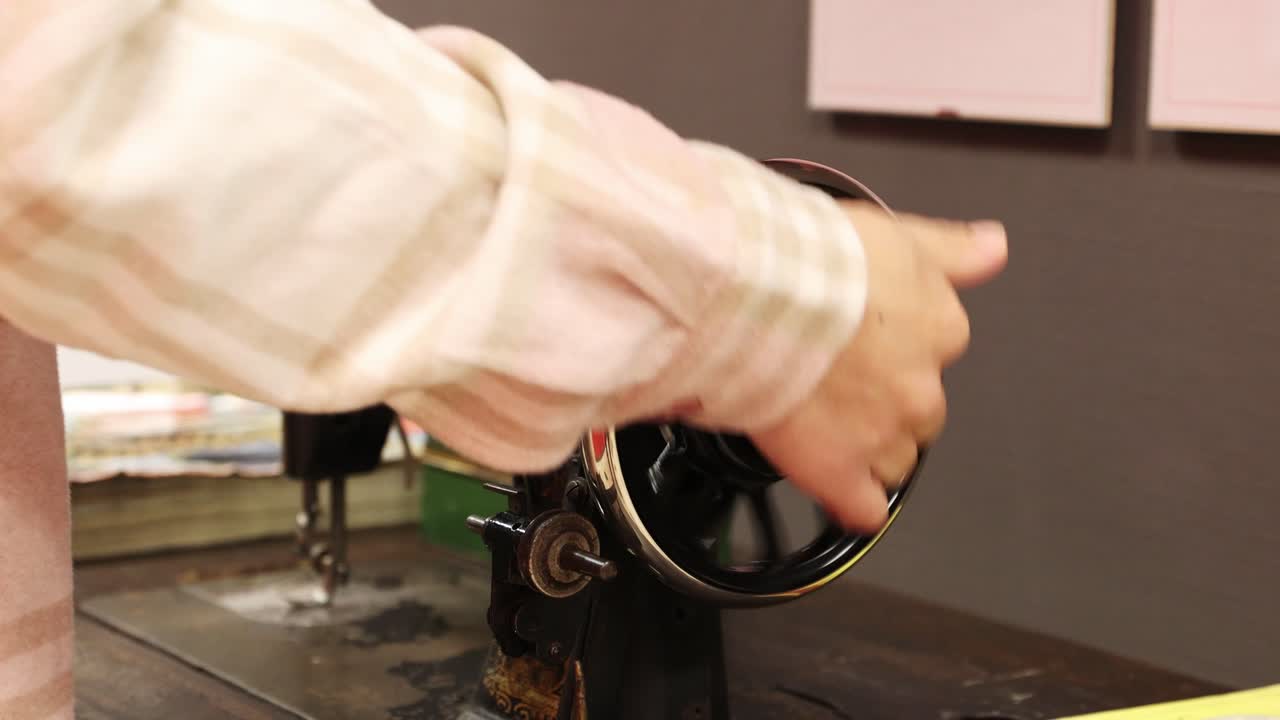 재봉틀의 여성 손 회전 밸런스 휠