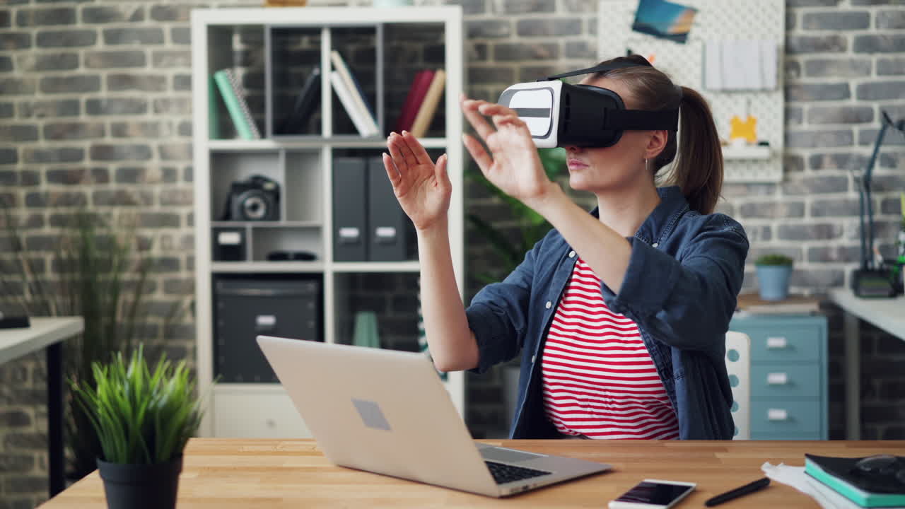 mujer usando auriculares vr en la oficina