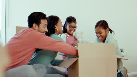 madre, padre e hijos en un nuevo hogar para divertirse