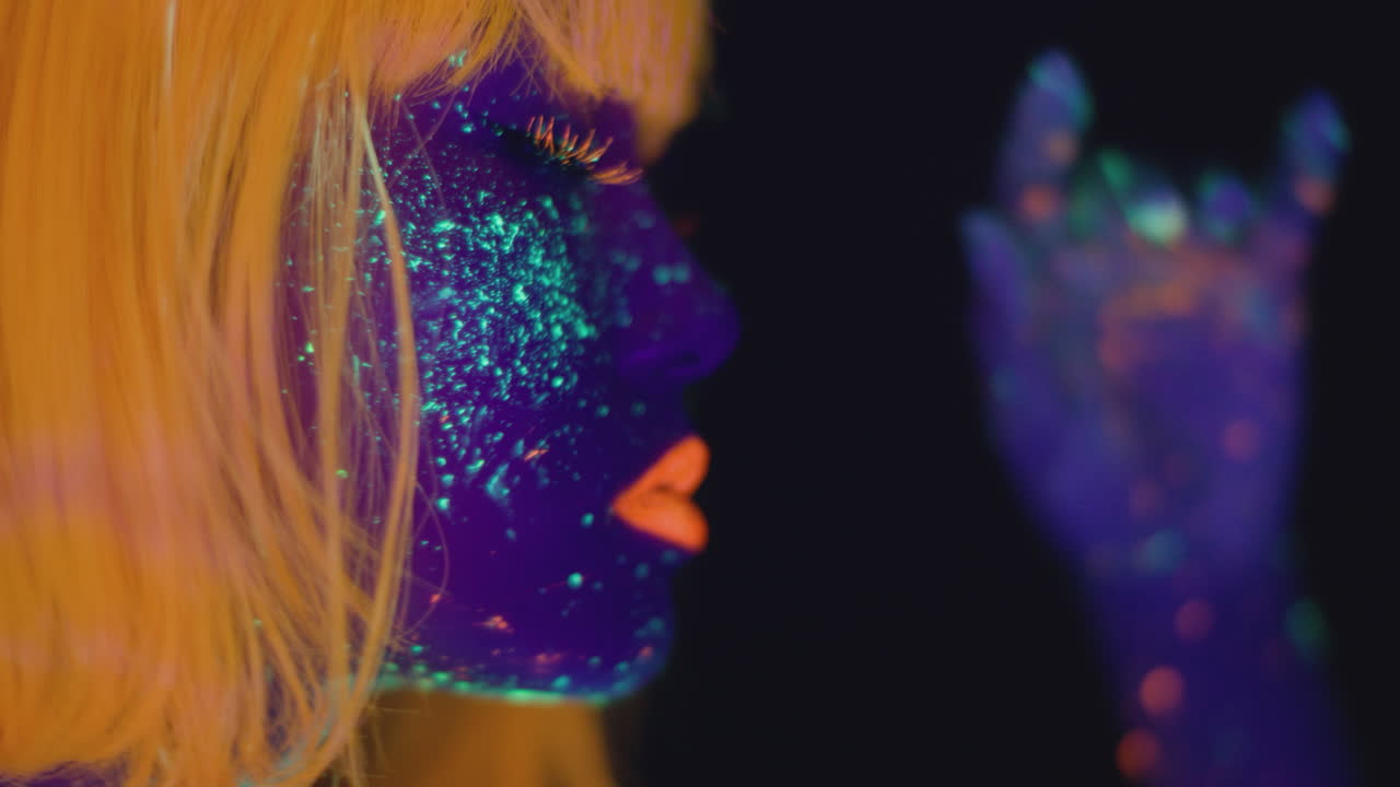 mujer con pintura facial de neón