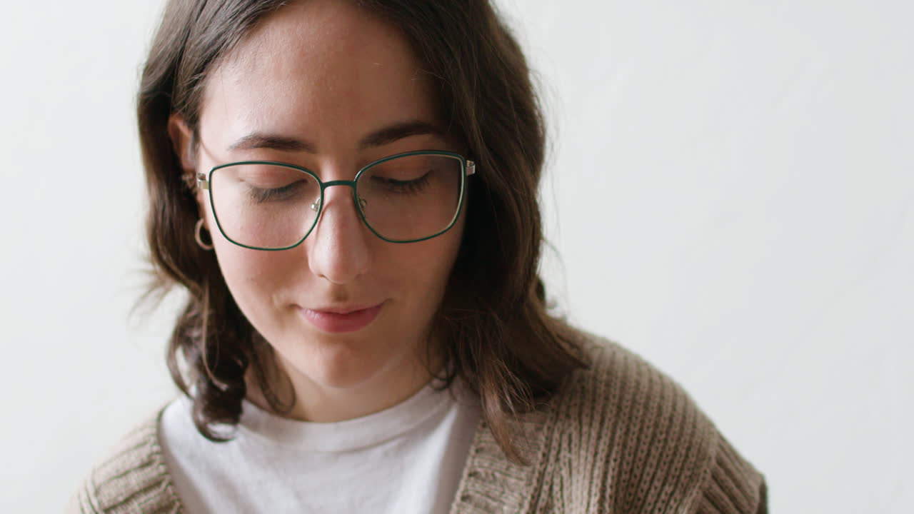 집의 소파에 있는 젊은 여성