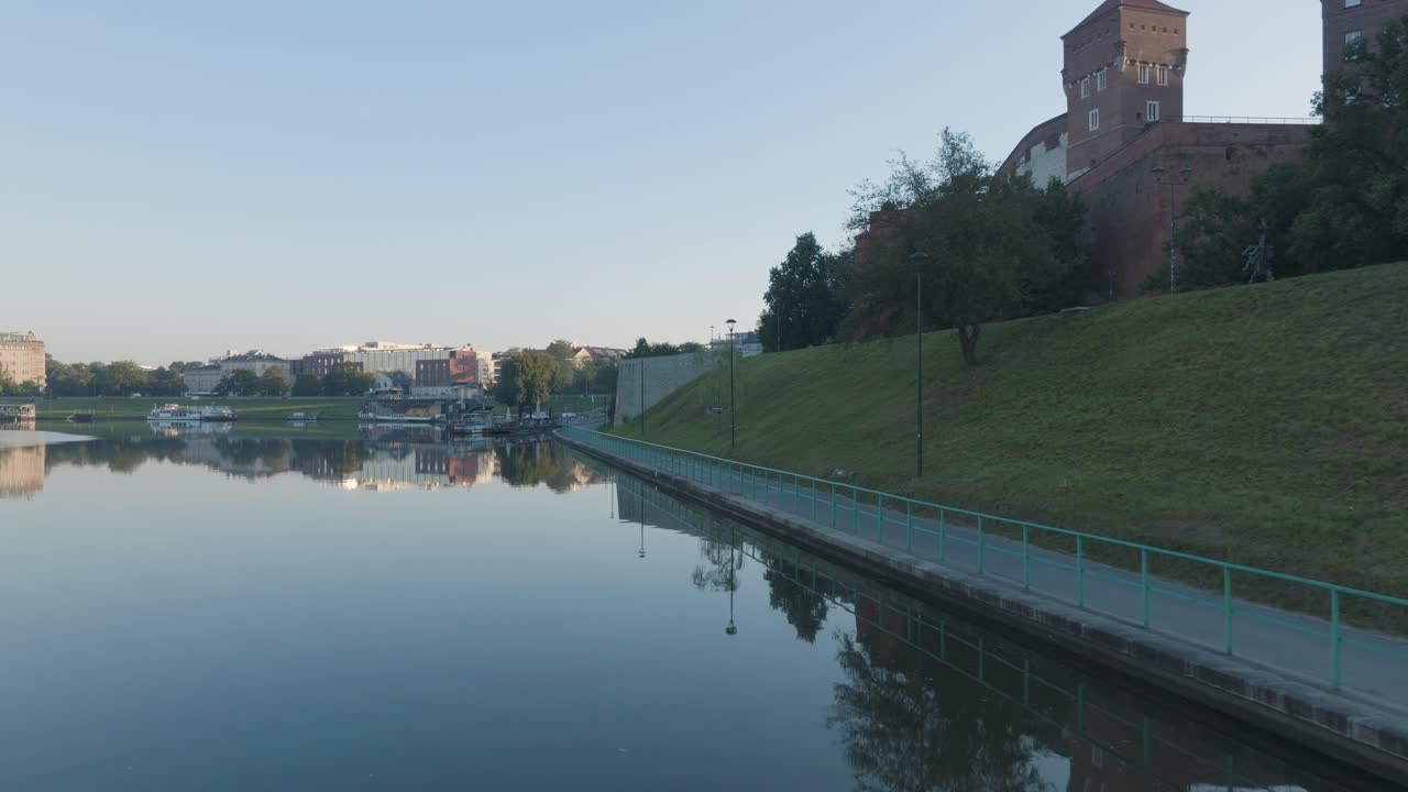 tomada aérea de cracovia, polonia. castillo de wawel. ciudad vieja con el río vistula al amanecer.