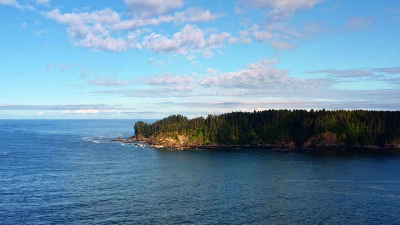 구름과 함께 따뜻하고 화창한 여름 아침 절벽에 숲이나 큰 푸른 소나무가있는 워싱턴 포크의 멋진 세 번째 해변의 놀라운 공중 드론 샷