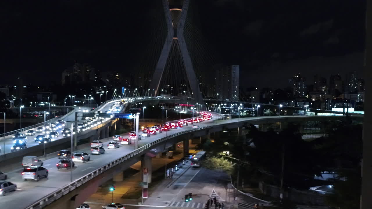 vista aérea del puente estaiada y el tráfico, por la noche, sao paulo, brasil