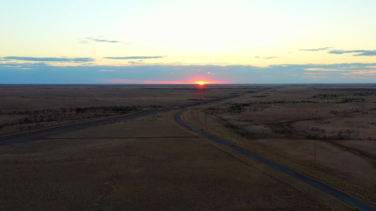 vista lejana de la puesta de sol dorada en el paisaje rural en queensland, australia