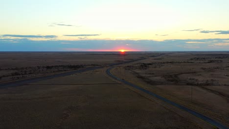 Vista-Lejana-De-La-Puesta-De-Sol-Dorada-En-El-Paisaje-Rural-En-Queensland,-Australia