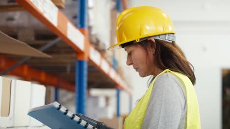 Mujer-Caucásica-Adulta-Trabajando-En-Almacén