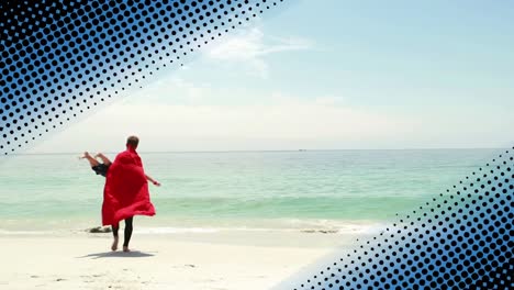 padre con su hijo jugando al superhéroe en la playa