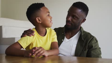 Padre-E-Hijo-Afroamericanos-Usando-Una-Tableta-Digital-Juntos