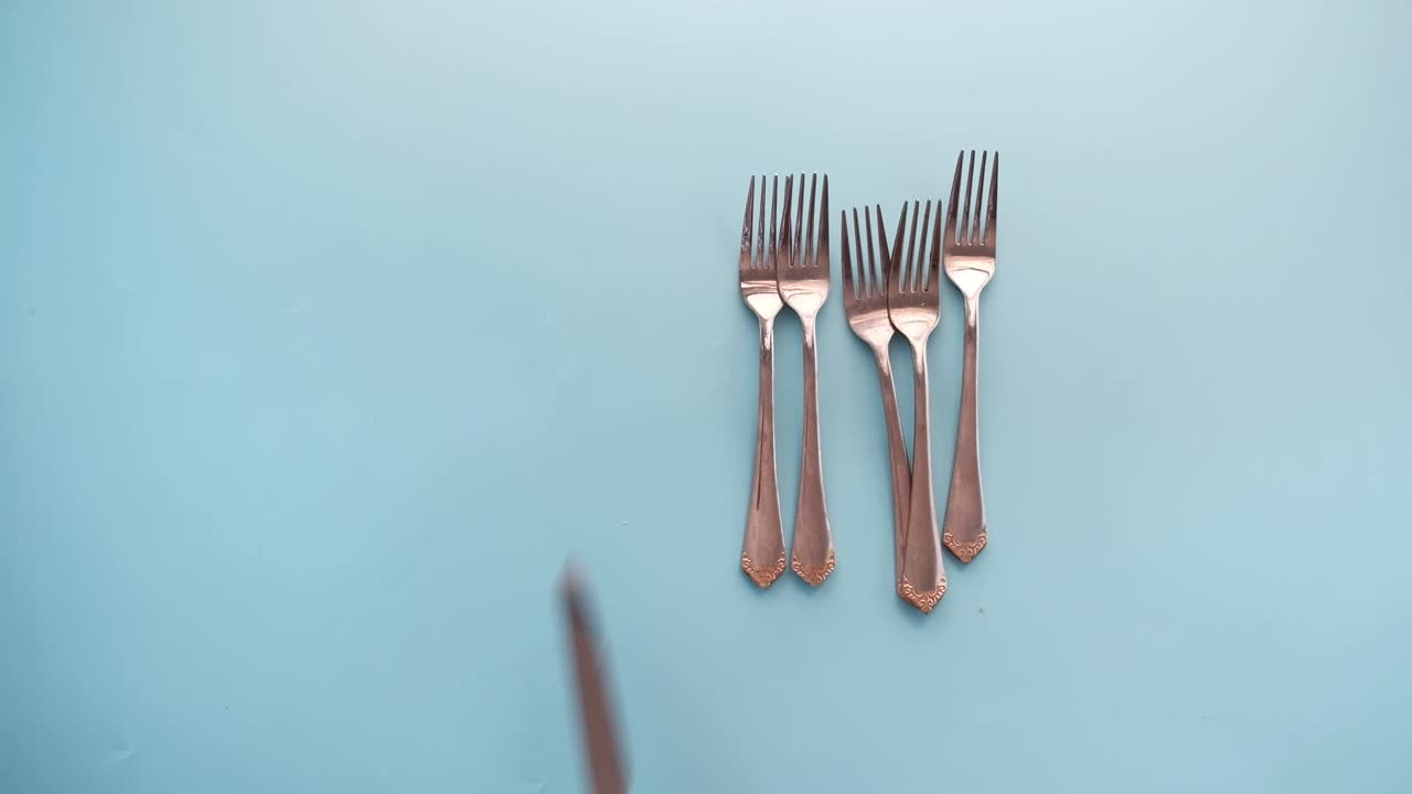 cubiertos sobre un fondo azul