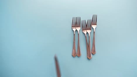 cubiertos sobre un fondo azul