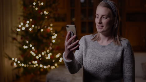 Positive-Frau-Videochatten-Weihnachts-Smartphone-4