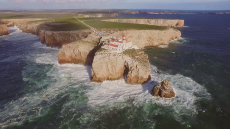 grandes olas en el punto más al sur oeste de europa, cabo de são vicente y sagres en el algarve, portugal