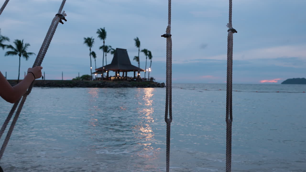 말레이시아 샹그릴라 탄중 아루 - 화려한 일몰에 바다로 해변 밧줄 스윙 스윙에 sundress에 아시아 소녀