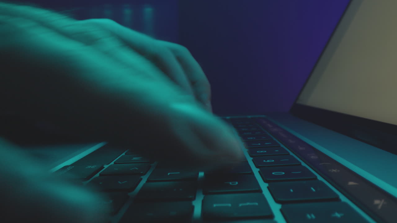 escribiendo en un teclado portátil