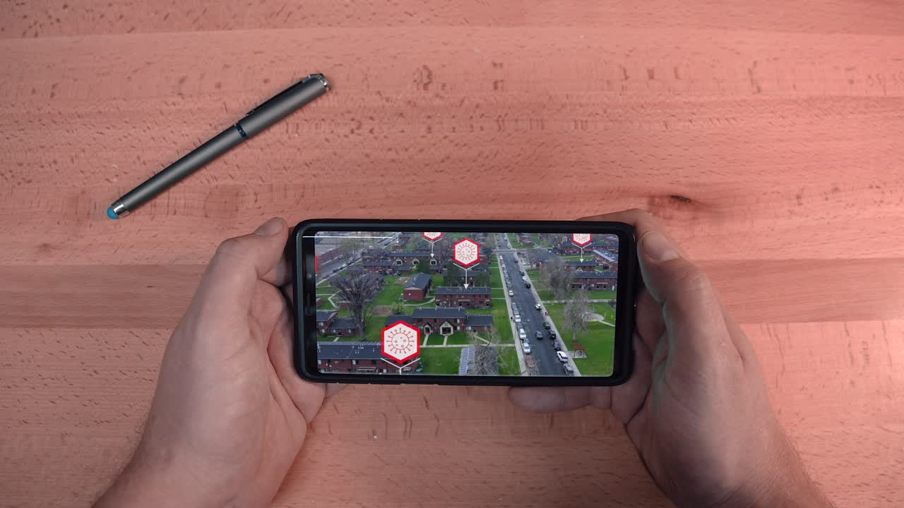 una persona que sostiene un teléfono con una exposición covid de relojes en las noticias