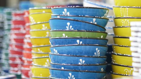 cuencos de cerámica coloridos apilados