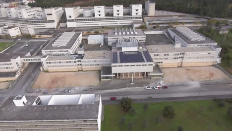 edificio de la facultad del departamento de ingeniería civil en la universidad de coimbra en portugal - drone aéreo