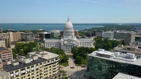 Cerrar-Vista-Aérea-Del-Edificio-Del-Capitolio-Del-Estado-De-Wisconsin---Madison,-Wisconsin